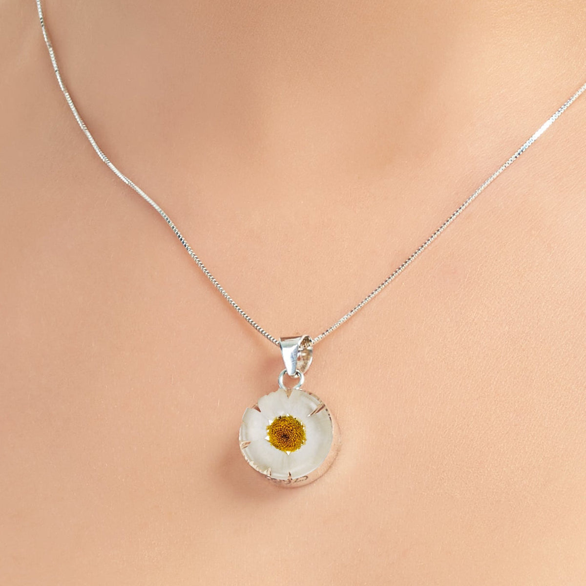 Daisy Round Pendant Necklace – view 2