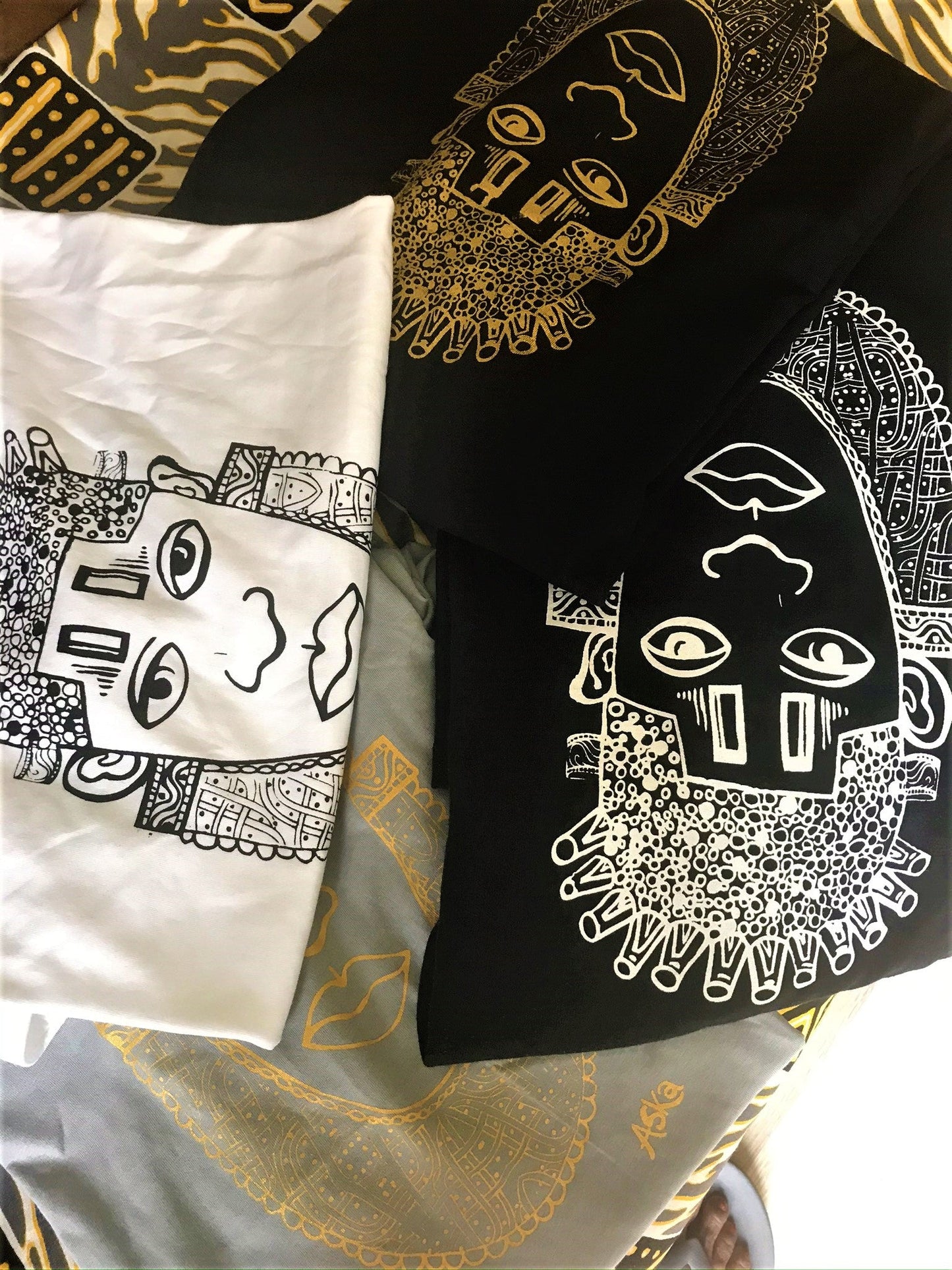 IDIA ART EARTH POSITIVE TEE- BLACK ON WHITE