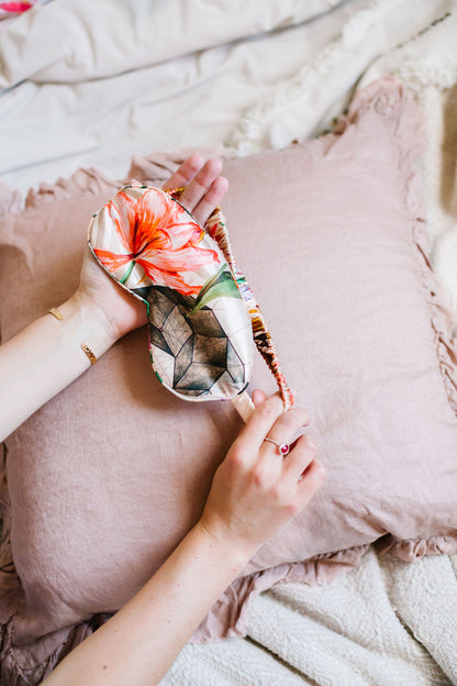 Silk eye mask with tropical floral print designs – view 9