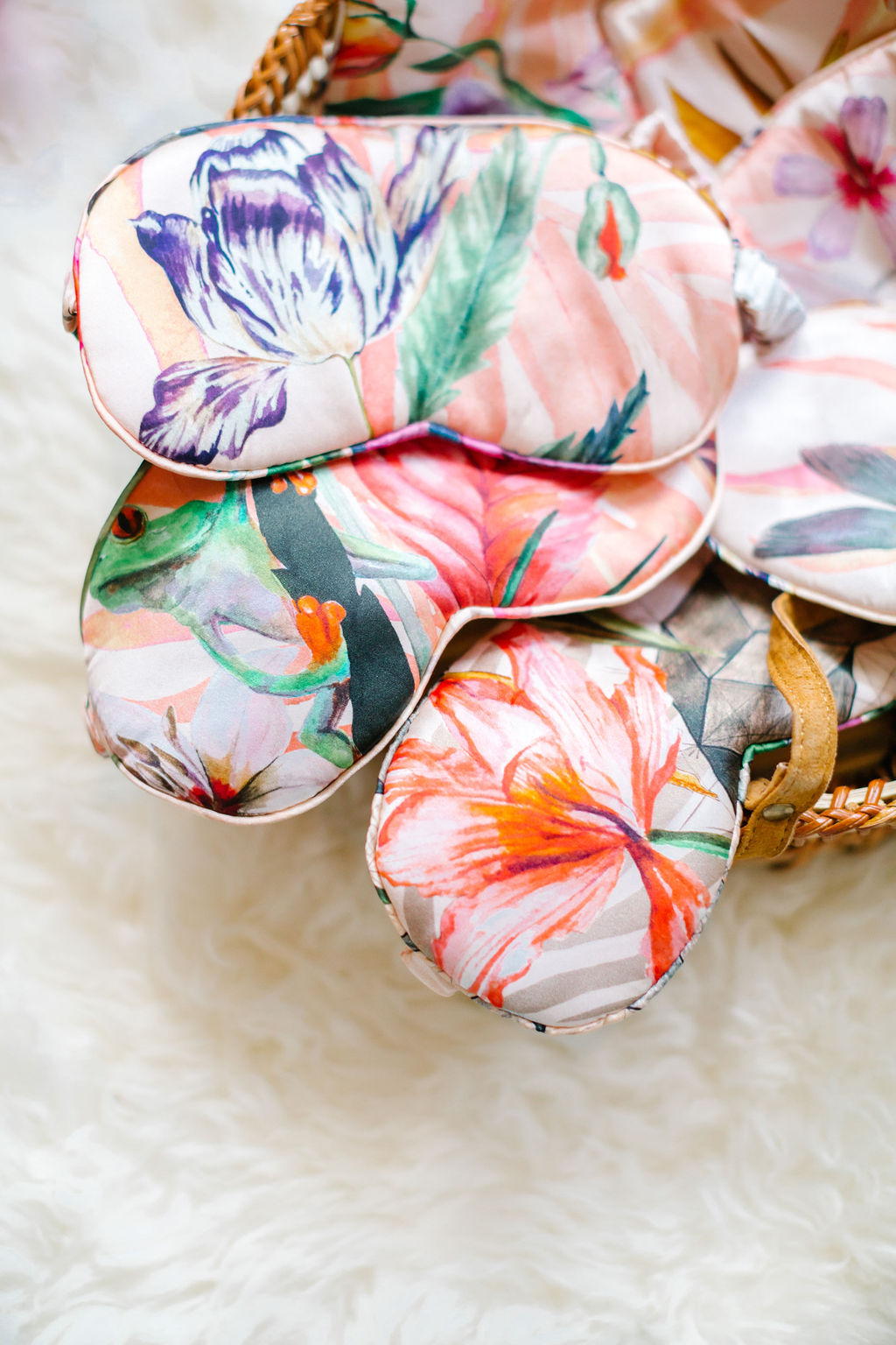 Silk eye mask with tropical floral print designs – view 5
